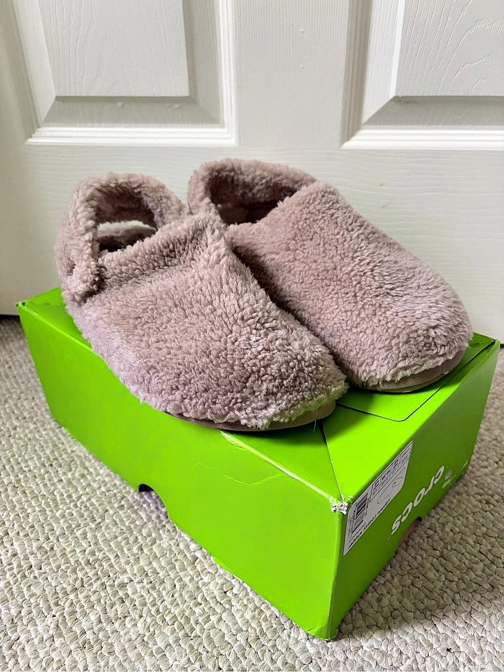 Crocs Classic Cozzzy Slipper Slippers in Mushroom US 6 / 8 NWT